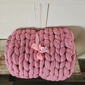 NWOT BeCozi Super Chunky Australian Merino Wool Knit Lap Throw Pink